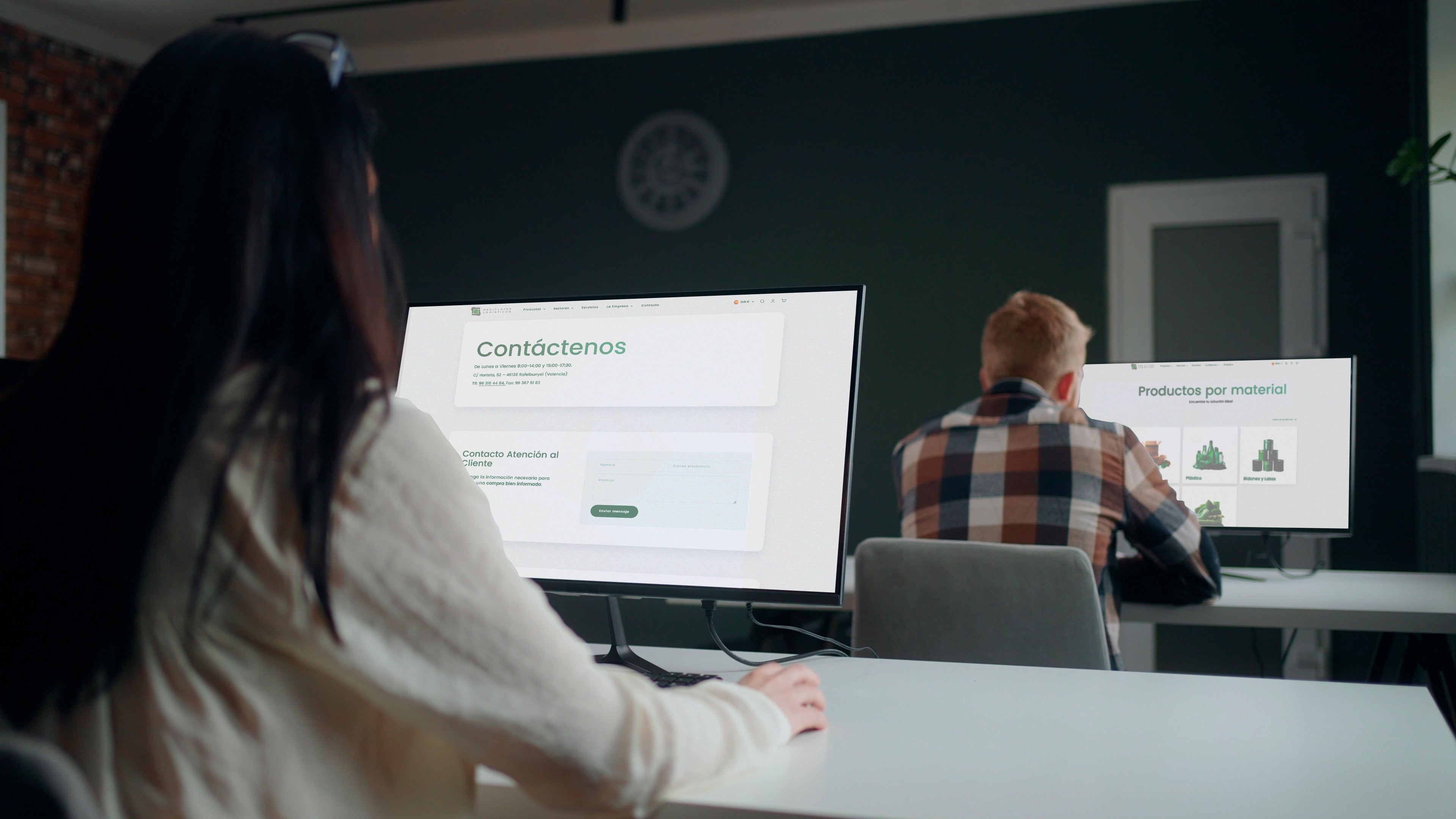 Soporte técnico en línea para clientes, respuesta en menos de 24 horas.