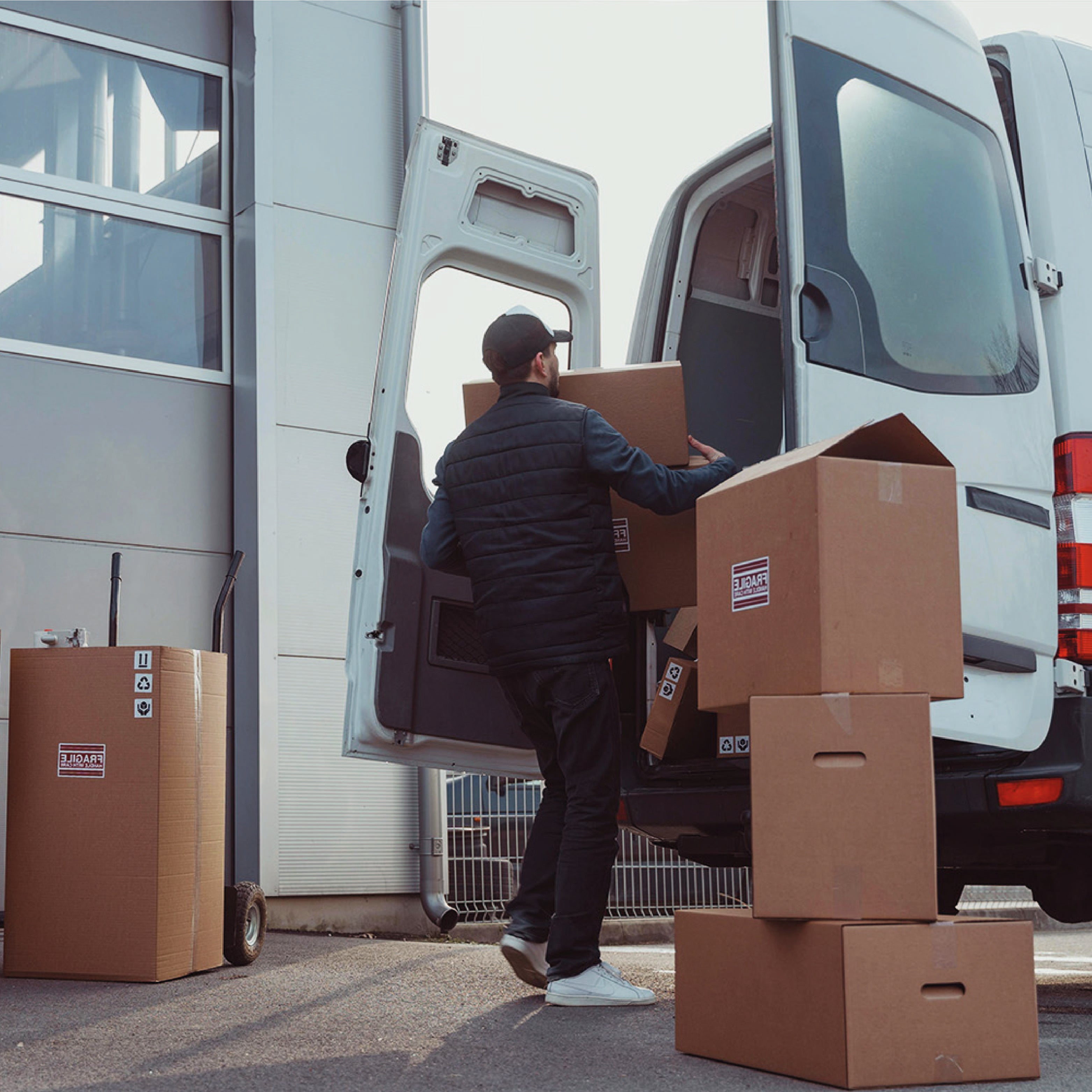 Ofrecemos soluciones integrales de limpieza y gestión de residuos para el sector de logística y picking, con maquinaria de alto rendimiento, mantenimiento predictivo y atención técnica rápida