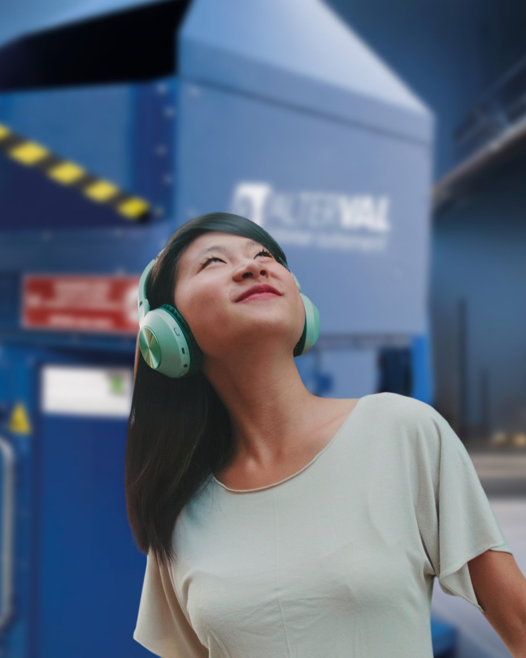 Máquina compactadora Valpak de cartón y plástico funcionando con bajo nivel de ruido mientras una trabajadora escucha música