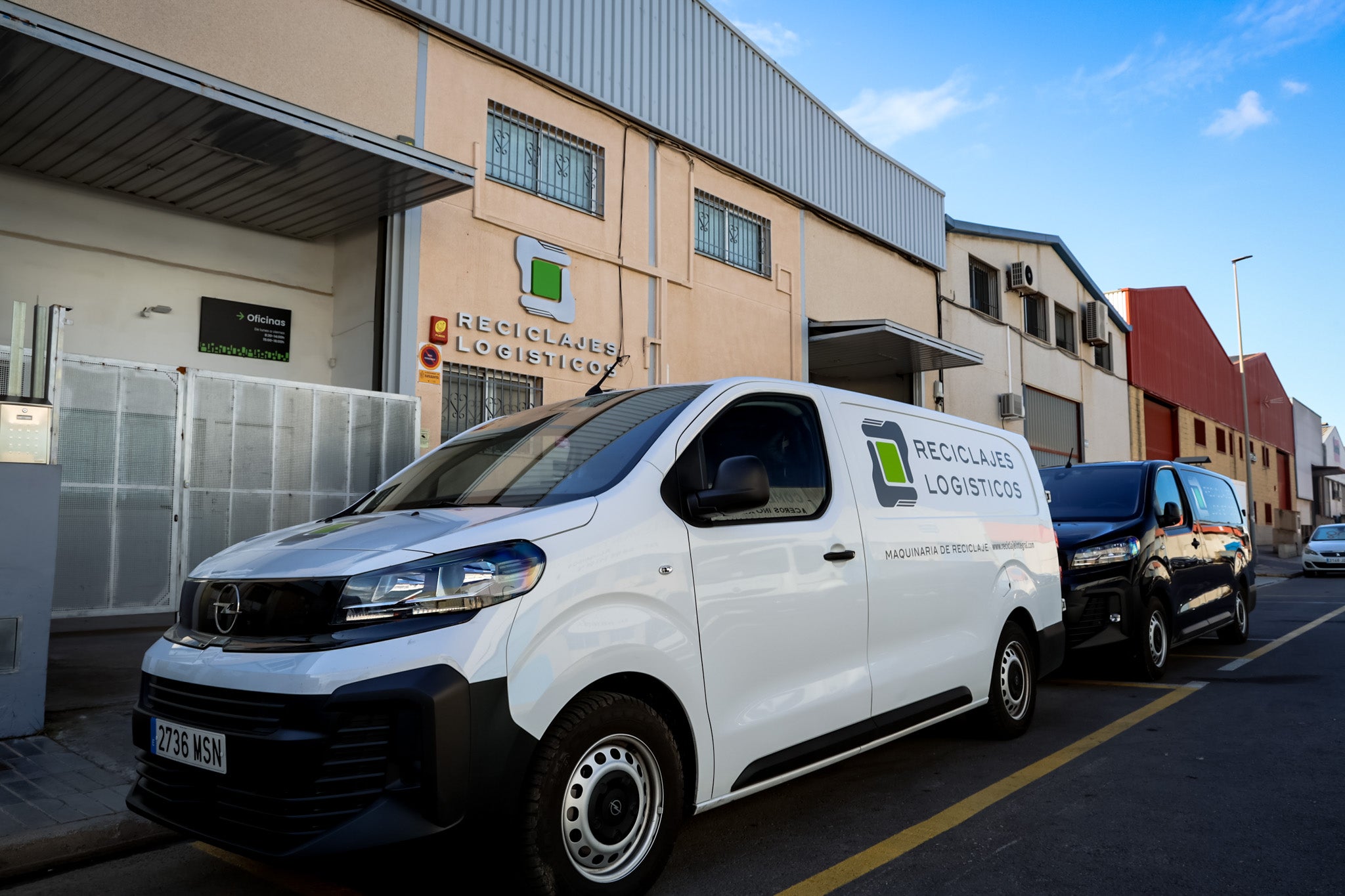 Servicios excepcionales: transporte, puesta en marcha, formación y mantenimiento de maquinaria industrial desde nuestras instalaciones.